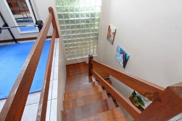 Casa em Porto Alegre, no bairro Guarujá, com 3 dormitório(s), e 3 banheiros, à venda.