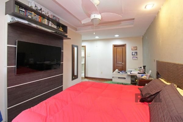 Casa em Porto Alegre, no bairro Guarujá, com 3 dormitório(s), e 3 banheiros, à venda.