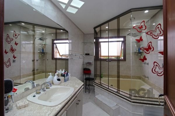 Casa em Porto Alegre, no bairro Guarujá, com 3 dormitório(s), e 3 banheiros, à venda.
