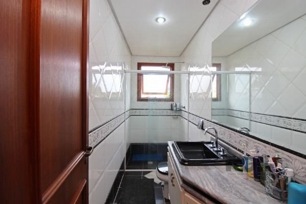 Casa em Porto Alegre, no bairro Guarujá, com 3 dormitório(s), e 3 banheiros, à venda.