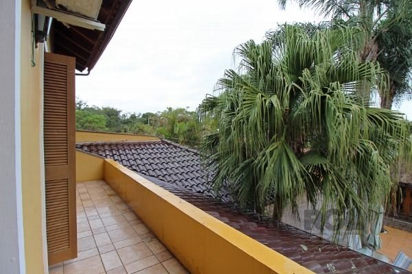 Casa em Porto Alegre, no bairro Guarujá, com 3 dormitório(s), e 3 banheiros, à venda.