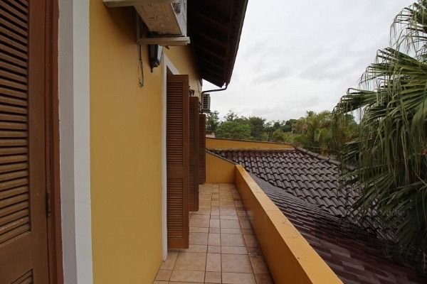 Casa em Porto Alegre, no bairro Guarujá, com 3 dormitório(s), e 3 banheiros, à venda.