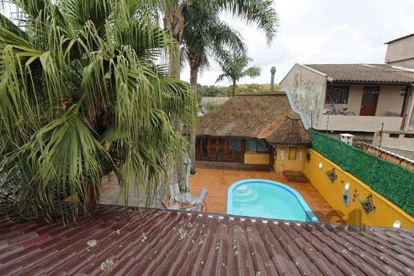 Casa em Porto Alegre, no bairro Guarujá, com 3 dormitório(s), e 3 banheiros, à venda.