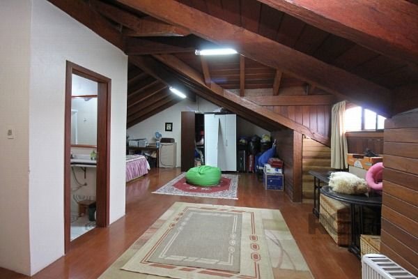 Casa em Porto Alegre, no bairro Guarujá, com 3 dormitório(s), e 3 banheiros, à venda.