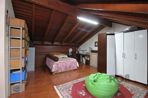 Casa em Porto Alegre, no bairro Guarujá, com 3 dormitório(s), e 3 banheiros, à venda.