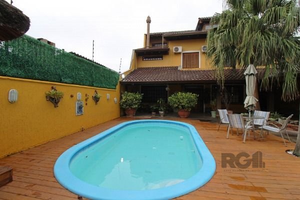 Casa em Porto Alegre, no bairro Guarujá, com 3 dormitório(s), e 3 banheiros, à venda.