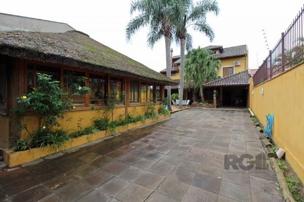 Casa em Porto Alegre, no bairro Guarujá, com 3 dormitório(s), e 3 banheiros, à venda.