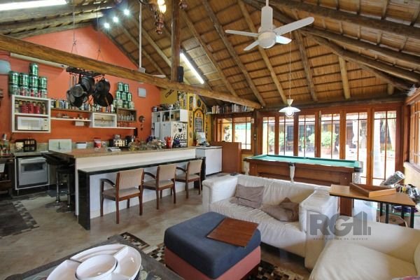 Casa em Porto Alegre, no bairro Guarujá, com 3 dormitório(s), e 3 banheiros, à venda.