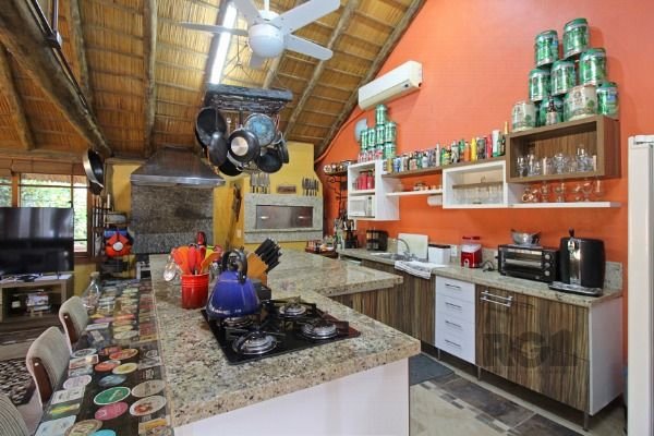 Casa em Porto Alegre, no bairro Guarujá, com 3 dormitório(s), e 3 banheiros, à venda.