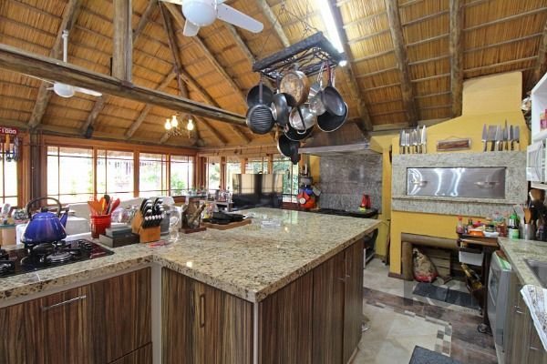 Casa em Porto Alegre, no bairro Guarujá, com 3 dormitório(s), e 3 banheiros, à venda.
