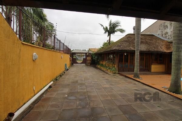 Casa em Porto Alegre, no bairro Guarujá, com 3 dormitório(s), e 3 banheiros, à venda.