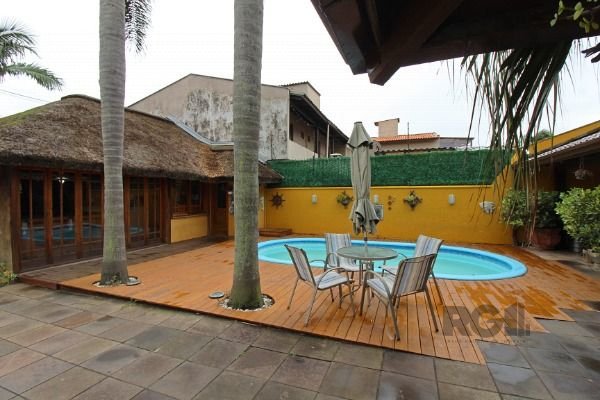 Casa em Porto Alegre, no bairro Guarujá, com 3 dormitório(s), e 3 banheiros, à venda.