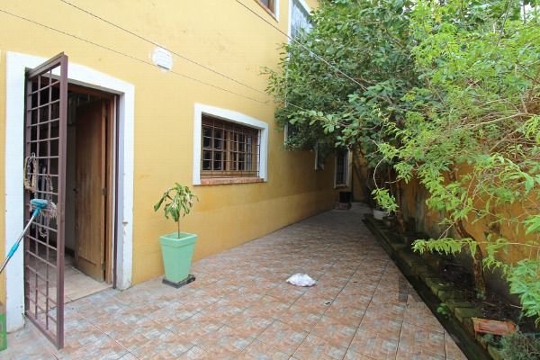Casa em Porto Alegre, no bairro Guarujá, com 3 dormitório(s), e 3 banheiros, à venda.