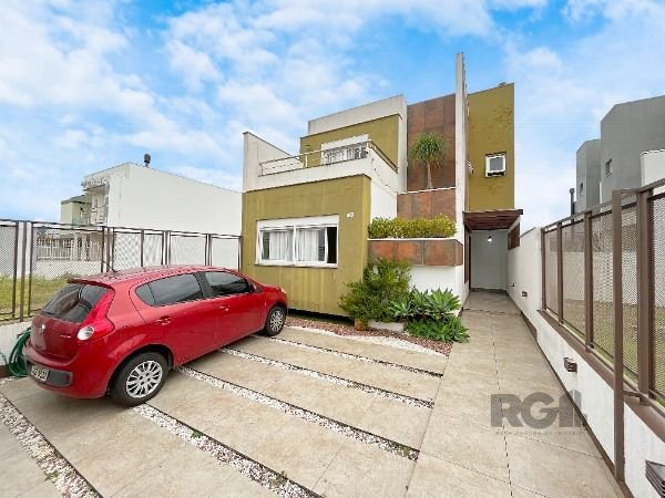 Casa com 154m², 3 dormitórios, 3 suítes, 2 vagas no bairro Hípica em Porto Alegre para Comprar