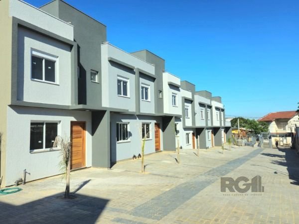Casa Condominio em Porto Alegre, no bairro Vila Nova, com 2 dormitório(s), e 2 banheiros, à venda.
