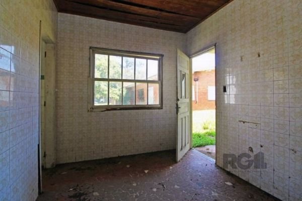 Casa em Porto Alegre, no bairro Ipanema, com 6 dormitório(s), à venda.