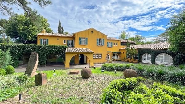 Casa em Porto Alegre, no bairro Pedra Redonda, com 7 dormitório(s), e 7 banheiros, à venda. - Pilar Imóveis