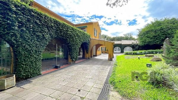 Casa em Porto Alegre, no bairro Pedra Redonda, com 7 dormitório(s), e 7 banheiros, à venda.