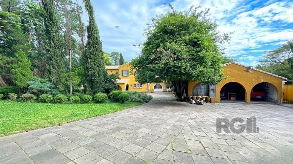 Casa em Porto Alegre, no bairro Pedra Redonda, com 7 dormitório(s), e 7 banheiros, à venda.