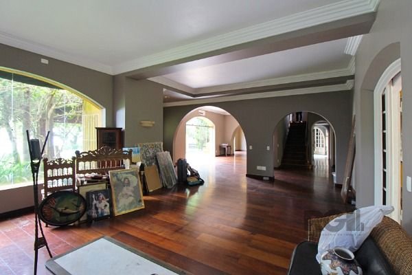 Casa em Porto Alegre, no bairro Pedra Redonda, com 7 dormitório(s), e 7 banheiros, à venda.