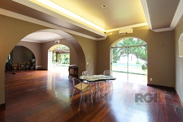 Casa em Porto Alegre, no bairro Pedra Redonda, com 7 dormitório(s), e 7 banheiros, à venda.