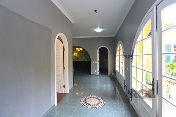 Casa em Porto Alegre, no bairro Pedra Redonda, com 7 dormitório(s), e 7 banheiros, à venda.