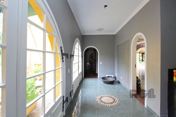 Casa em Porto Alegre, no bairro Pedra Redonda, com 7 dormitório(s), e 7 banheiros, à venda.