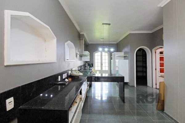 Casa em Porto Alegre, no bairro Pedra Redonda, com 7 dormitório(s), e 7 banheiros, à venda.