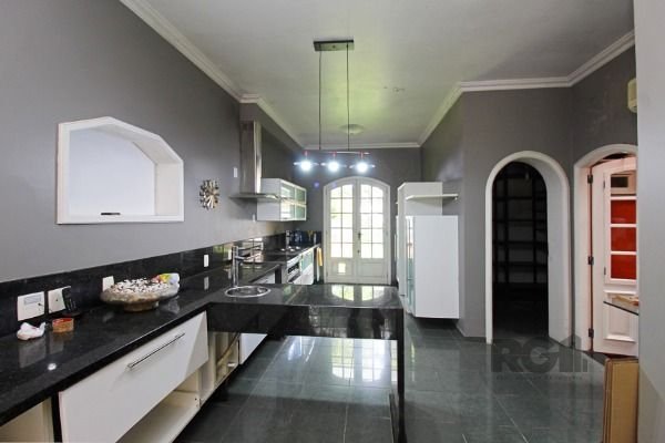 Casa em Porto Alegre, no bairro Pedra Redonda, com 7 dormitório(s), e 7 banheiros, à venda.