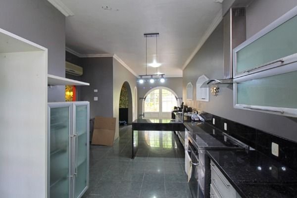 Casa em Porto Alegre, no bairro Pedra Redonda, com 7 dormitório(s), e 7 banheiros, à venda.