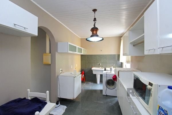 Casa em Porto Alegre, no bairro Pedra Redonda, com 7 dormitório(s), e 7 banheiros, à venda.