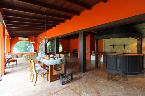 Casa em Porto Alegre, no bairro Pedra Redonda, com 7 dormitório(s), e 7 banheiros, à venda.