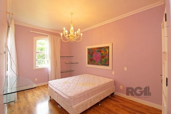 Casa em Porto Alegre, no bairro Pedra Redonda, com 7 dormitório(s), e 7 banheiros, à venda.