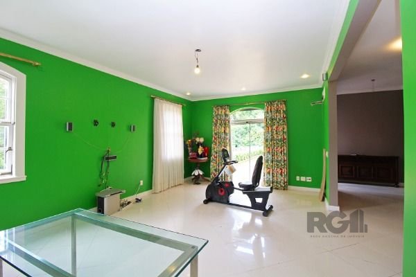 Casa em Porto Alegre, no bairro Pedra Redonda, com 7 dormitório(s), e 7 banheiros, à venda.