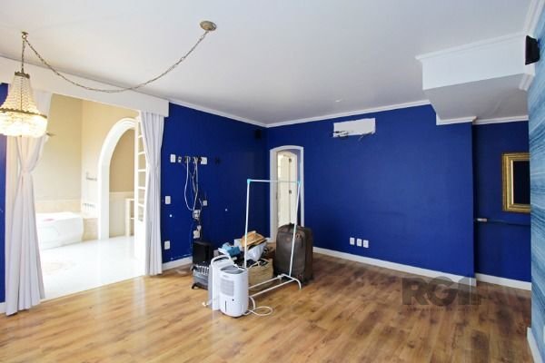 Casa em Porto Alegre, no bairro Pedra Redonda, com 7 dormitório(s), e 7 banheiros, à venda.