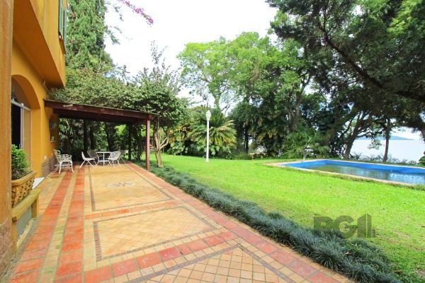 Casa em Porto Alegre, no bairro Pedra Redonda, com 7 dormitório(s), e 7 banheiros, à venda.