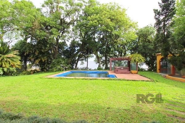 Casa em Porto Alegre, no bairro Pedra Redonda, com 7 dormitório(s), e 7 banheiros, à venda.