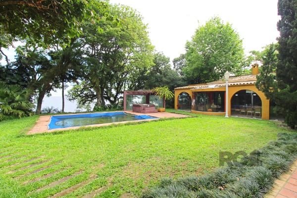 Casa em Porto Alegre, no bairro Pedra Redonda, com 7 dormitório(s), e 7 banheiros, à venda.