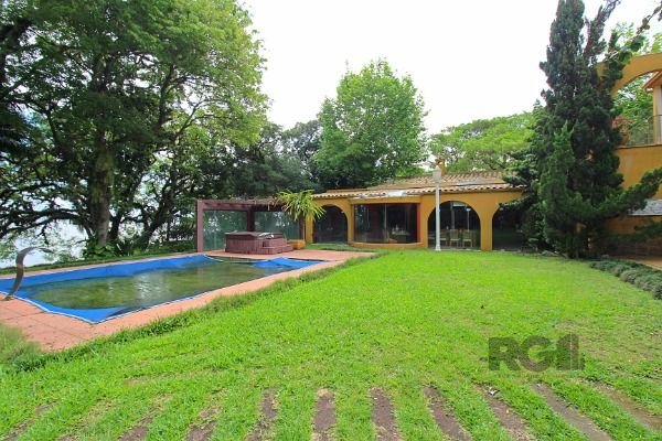 Casa em Porto Alegre, no bairro Pedra Redonda, com 7 dormitório(s), e 7 banheiros, à venda.
