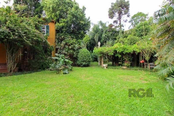 Casa em Porto Alegre, no bairro Pedra Redonda, com 7 dormitório(s), e 7 banheiros, à venda.