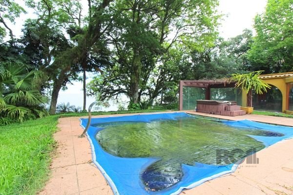 Casa em Porto Alegre, no bairro Pedra Redonda, com 7 dormitório(s), e 7 banheiros, à venda.