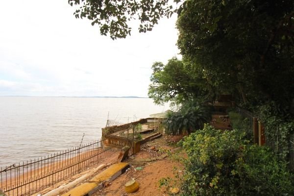 Casa em Porto Alegre, no bairro Pedra Redonda, com 7 dormitório(s), e 7 banheiros, à venda.