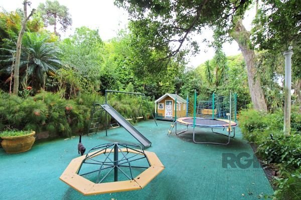 Casa em Porto Alegre, no bairro Pedra Redonda, com 7 dormitório(s), e 7 banheiros, à venda.