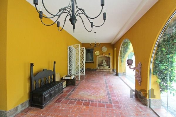 Casa em Porto Alegre, no bairro Pedra Redonda, com 7 dormitório(s), e 7 banheiros, à venda.