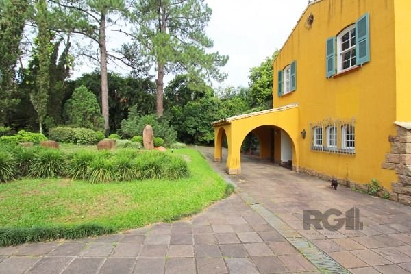 Casa em Porto Alegre, no bairro Pedra Redonda, com 7 dormitório(s), e 7 banheiros, à venda.