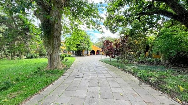Casa em Porto Alegre, no bairro Pedra Redonda, com 7 dormitório(s), e 7 banheiros, à venda.