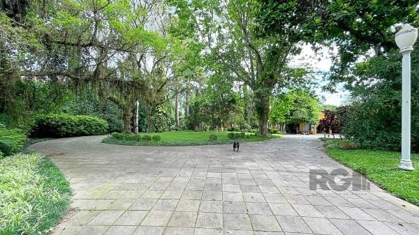 Casa em Porto Alegre, no bairro Pedra Redonda, com 7 dormitório(s), e 7 banheiros, à venda.