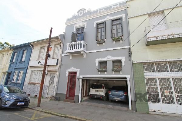 Casa com 222m², 3 dormitórios, 2 vagas no bairro Floresta em Porto Alegre para Comprar