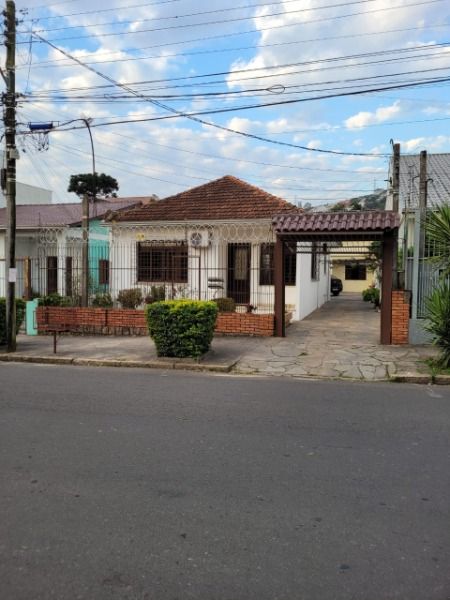 Casa com 244m², 6 dormitórios, 1 suíte, 2 vagas no bairro Cavalhada em Porto Alegre para Comprar
