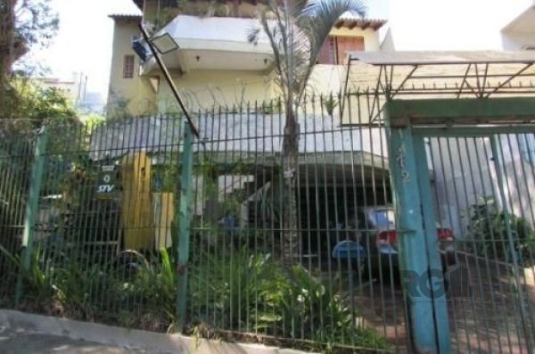 Casa com 356m², 4 dormitórios, 2 suítes, 4 vagas no bairro Nonoai em Porto Alegre para Comprar